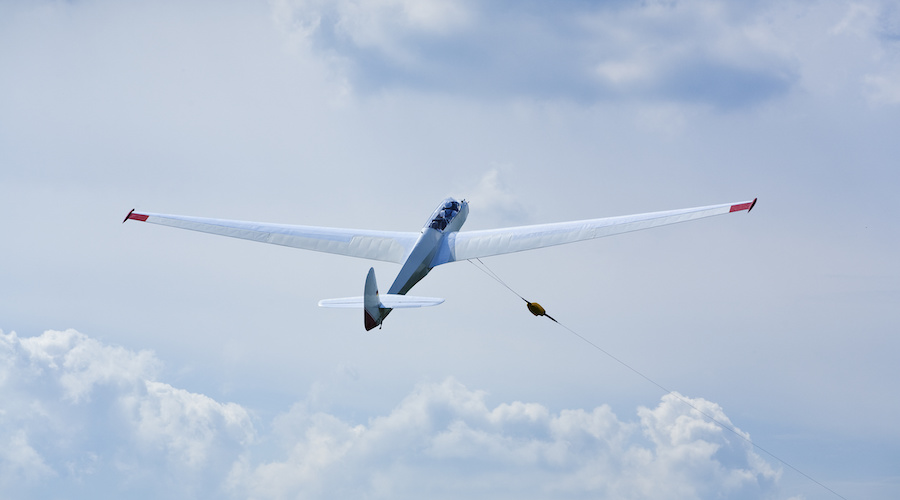 glider-being-towed